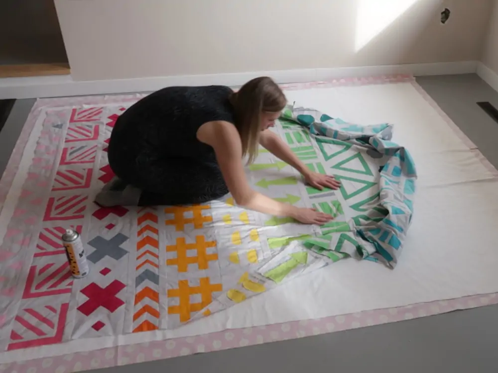 Eine Schritt-für-Schritt-Anleitung zum Heften eines Quilts mit Sprühkleber_