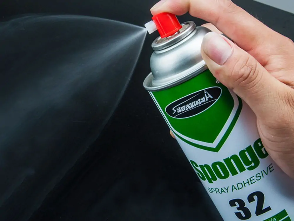 Einführung des Sprühklebers Sprayidea 32 zur Isolierung_