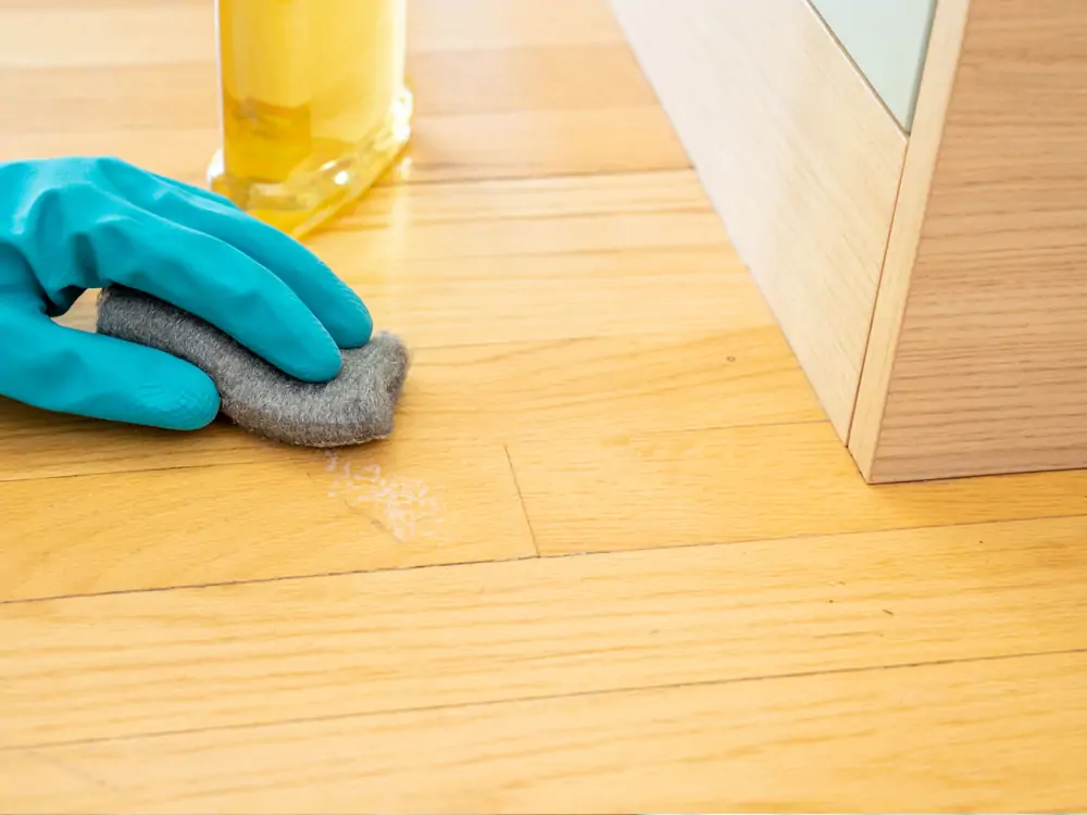come rimuovere l'adesivo spray dal pavimento in legno_