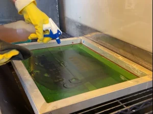 breng de emulsieverwijderaar aan en spoel de emulsie uit