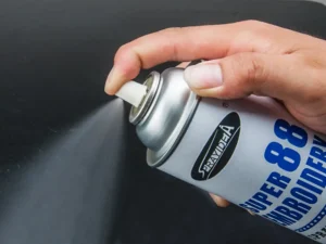 Cómo utilizar el adhesivo en spray para el estabilizador y la tela