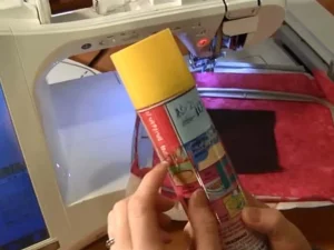¿Qué hace que un adhesivo en spray sea ideal para el bordado a máquina?