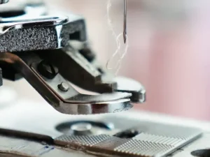 aguja-de-máquina-de-coser-que-provoca-la-rotura-del-hilo