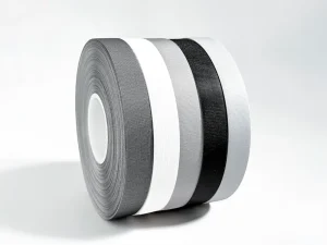 Rotoli di nastro in tessuto utilizzati per l'orlatura di capi di abbigliamento senza cuciture e per le riparazioni dei tessuti